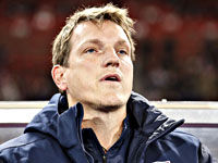 Тренер сборной Израиля по футболу согласился заморозить контракт на два месяца