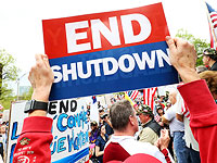 Карантин в США: за и против. Фоторепортаж с уличных шествий в Бостоне