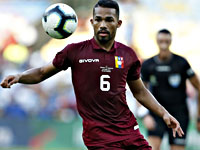 У полузащитник 