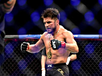 Чемпион UFC завершил карьеру трогательной 