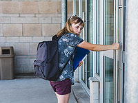 Протест коротких штанов: сотни школьниц пришли на учебу в неуставной одежде