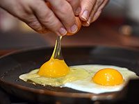 У Мертвого моря израильтянин пожарил яичницу на сковороде, разогретой солнцем