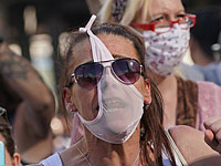 Оскорбленная киевлянка прилюдно сняла трусы и сделала  из них маску