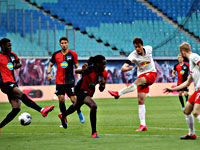 Нелепая ошибка вратаря, удаление, пенальти.