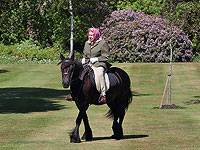 Конная прогулка королевы: Елизавета Вторая крепко держится в седле
