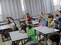 Галант распорядился закрывать школы, где коронавирусом болен хотя бы один человек