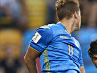 Подруга украинского футболиста поздравила с днем блондинок эротической фотографией