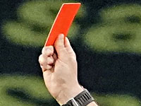 Расизм не прошел. Латвийский арбитр объяснил демонстрацию среднего пальца темнокожему футболисту