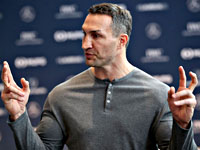 Владимир Кличко помогает Эвандеру Холифилду вернуться на ринг. Видео спарринга легенд