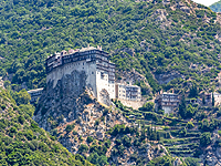 В монашеском государстве Афон вспыхнул лесной пожар