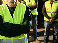 Левые активисты, переодевшись в дорожных рабочих, перекрыли улицу в Тель-Авиве