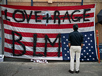 Black Lives Matter заперли полицейских  Портленда в участке  и сожгли американский флаг