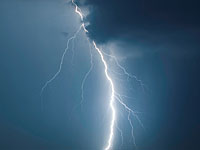 В Москве от удара молнии пострадали двое посетителей парка