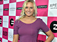 Австралийская серфингистка порадовала поклонников фотографией в прозрачном купальнике радужной расцветки