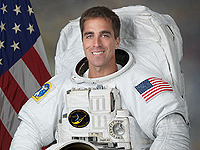 Астронавт Кристофер Кэссиди во время выхода в открытый космос потерял нарукавное зеркало