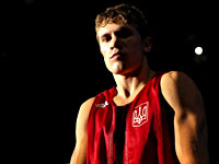 В бикини на пальме. Эротическое шоу жены украинского боксера