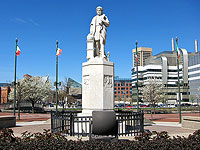 В Балтиморе в День независимости снесли и утопили памятник Колумбу