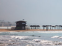 Часы работы спасателей на пляжах Хайфы продлены до 19:00