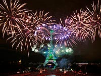 Салют без зрителей: в Париже празднуют День взятия Бастилии. Фоторепортаж