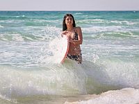 Пляжи открыты, но купание опасно: высокие волны, медузы