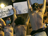 Голый протест против Нетаниягу, полиции и оккупации входит в моду. Фоторепортаж