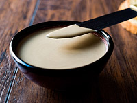 Израильские дипломаты купили 270 кг техины у арабки, которую бойкотируют из-за пожертвования ЛГБТ-сообществу