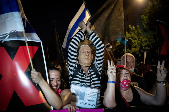 Митинг против Нетаниягу в Иерусалиме: медитация и столкновения. Фоторепортаж Митинг против Нетаниягу в Иерусалиме: медитация и столкновения. Фоторепортаж