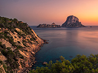 На Ибице британский турист прыгнул в воду со скалы высотой более 30 метров