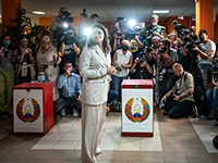 Выборы в Беларуси: ЦИК отдает победу Лукашенко, десятки тысяч человек протестуют на улицах против фальсификации результатов