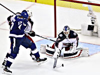 НХЛ. Голкипер установил рекорд, отразив 85 бросков, но не спас команду от поражения в пятом овертайме