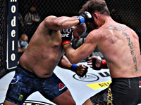 UFC. Даниэль  Кормье после поражения попал в больницу и объявил о завершении карьеры