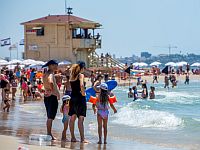 Пляжи Средиземного моря: медуз нет, высокие волны, множество отдыхающих