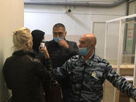 Люди в штатском не пропускают Юлию Навальную к мужу