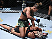 UFC. Тимура Валиева и Марию Агапову нокаутировали.