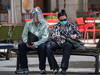 СМИ: минздрав Израиля может разрешить ношение прозрачных щитков вместо масок