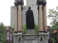 В Монреале в ходе протестов снесли памятник первому премьер-министру Канады