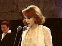 Макрон встретился с символом ливанского единства – певицей Файруз