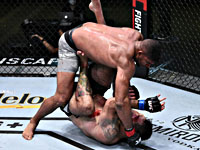 UFC. Оверим нокаутировал Сакаи. Россиянин проиграл