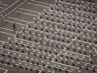 Памяти жертв коронавируса: на площади Рабина установлена тысяча пустых стульев