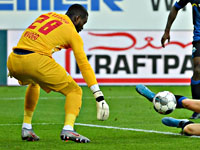 Замечательная ошибка из чемпионата Нидерландов. Голкипер  ПСВ подарил гол Суслову