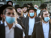 Тысячи ультраортодоксов участвуют в похоронах адмора, умершего от COVID-19