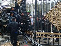 Восстание в Бишкеке: освобождены бывшие президент и премьер, горит Белый дом