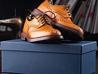 Отчаявшийся владелец обувного магазина раздал товар прохожим перед тем, как закрыть бизнес