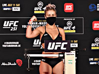 Звезда UFC порадовала поклонников эротической фотографией