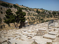 Задержаны два иерусалимских араба, фотографировавшихся у могил на Масличной горе