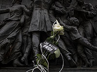 Цветы на Площади Республики в память о Самуэле Пати, обезглавленном на прошлой неделе возле школы, где он преподавал. 20 октября 2020 года, Париж, Франция