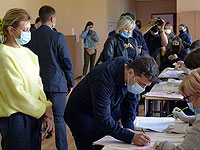 Активистка FEMEN устроила голую акцию с зелёнкой во время голосования Зеленского в Киеве