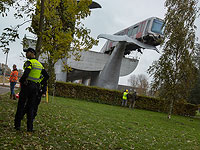 В пригороде Роттердама поезд застрял на скульптуре