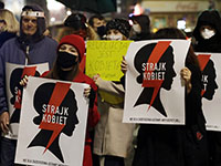 На фоне массовых протестов в Польше отложили введение полного запрета на аборты