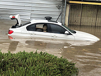 В Ашдоде спасатели эвакуируют людей, застрявших в машинах